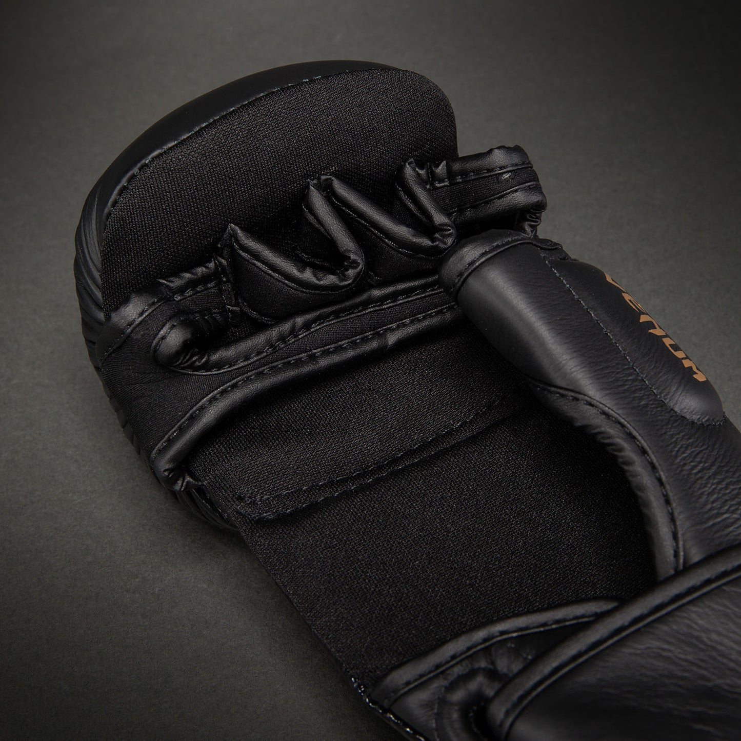 Venum Attack 2.0 Guantes de Sparring de Piel – Negro/Oro