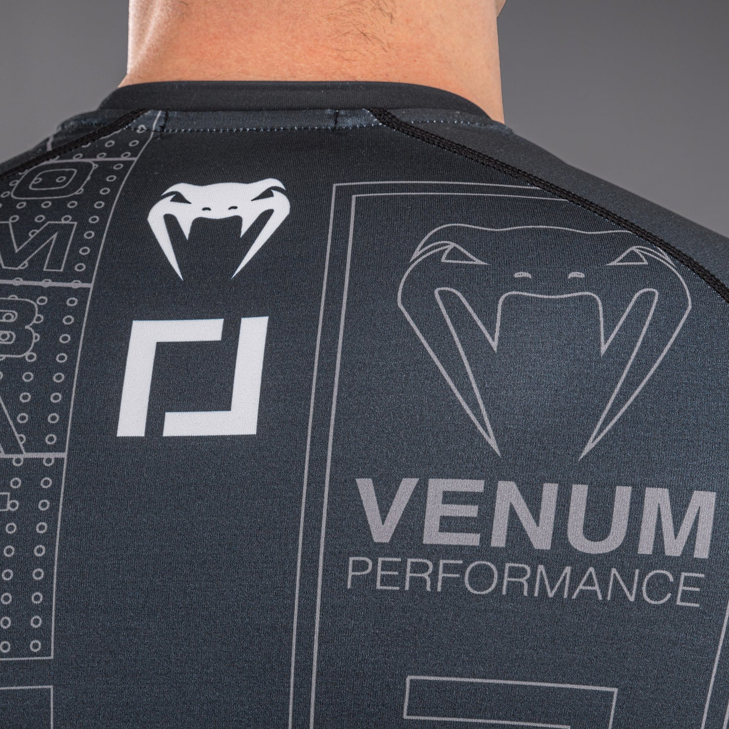 Karate Combat by Venum Rashguard Manga Larga – Negro/Gris