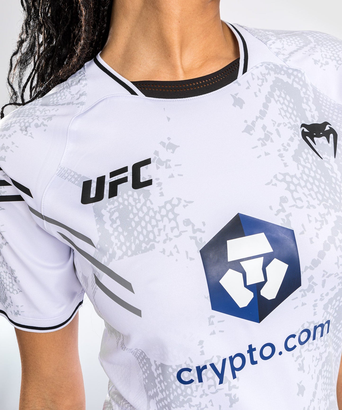 UFC Adrenaline by Venum Authentic Fight Night Camiseta Dry Tech Personalizado para Mujer - Blanco
