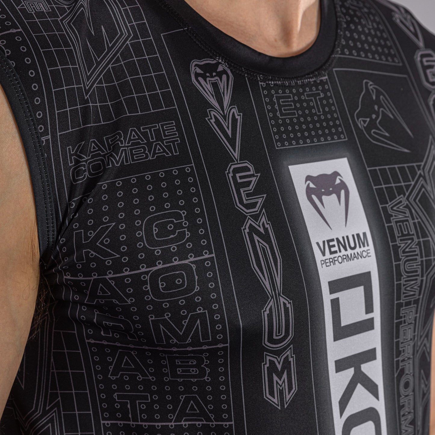 Karate Combat by Venum Camiseta Dry Tech Sin Mangas – Negro/Gris