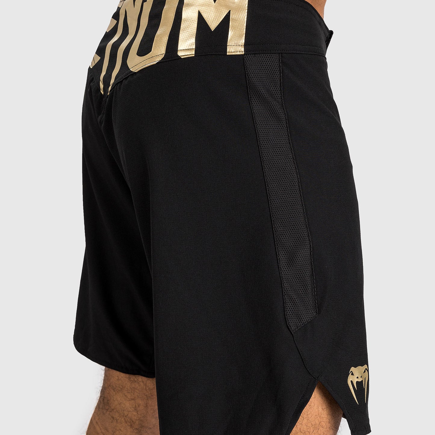 Venum Light 5.0 Fightshorts - Negro/Dorado