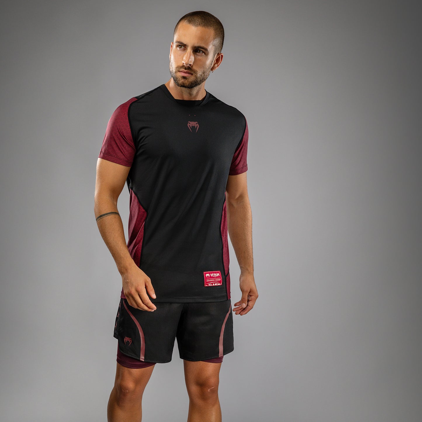 Venum x Assassin’s Creed Shadows Camiseta Dry-Tech para Hombre - Burdeos/Negro