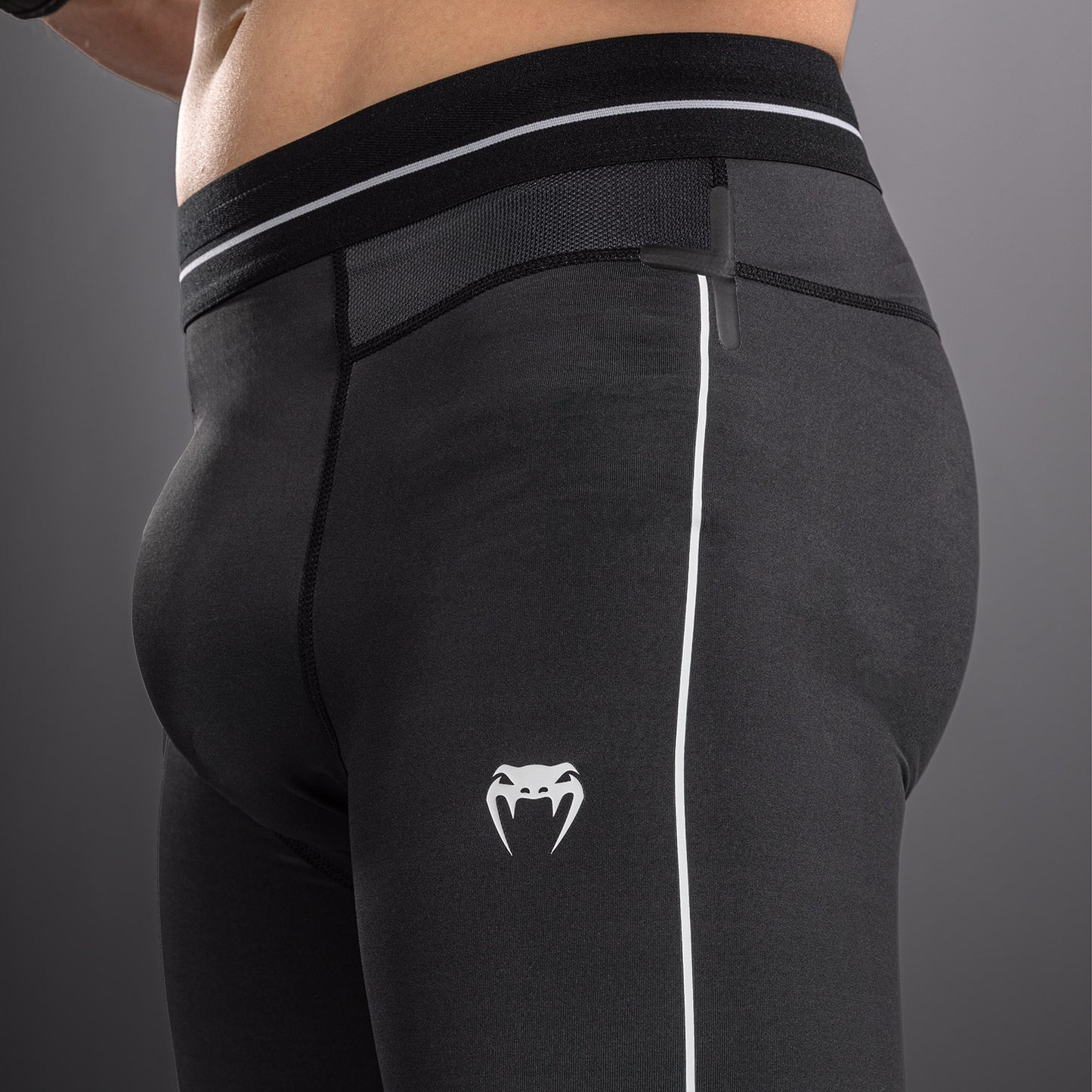 Venum Stealth Spats – Negro/Blanco