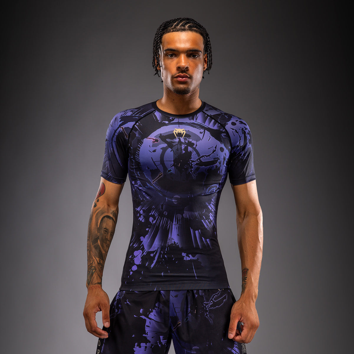 Jujutsu Kaisen x Venum Gojo Rashguard Manga Corta – Morado