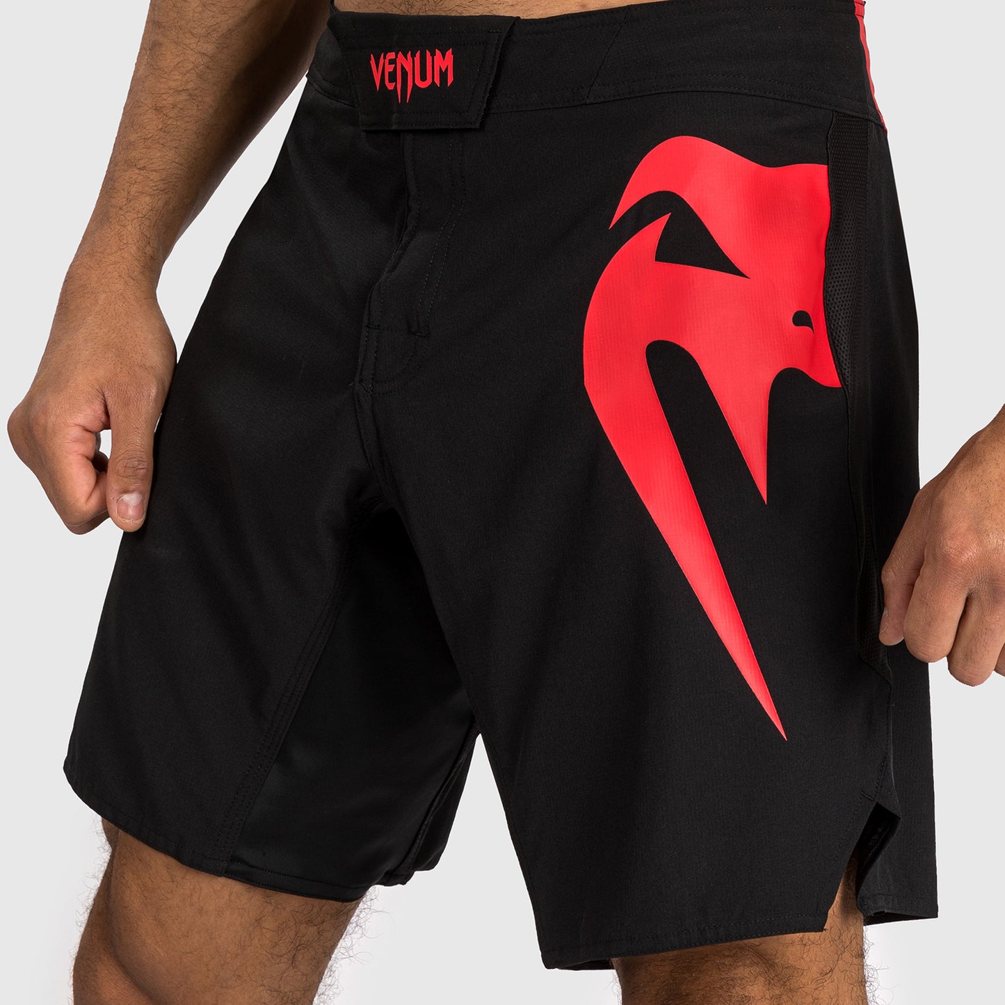 Venum Light 5.0 Pantalones cortos de lucha - Negro/Rojo