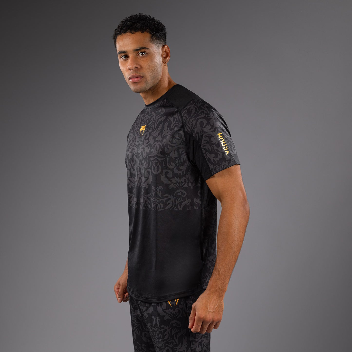 Venum x Topuria Unmatched Edition Camiseta Dry-Tech - Negro/Dorado