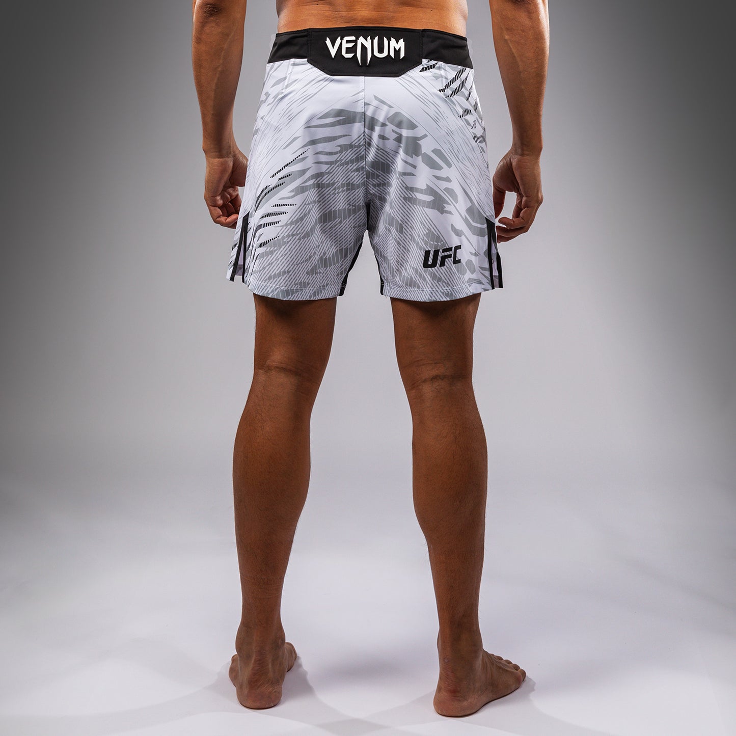 UFC Fusion by Venum Authentic Fight Night Shorts de Lucha para Hombre - Ajuste Corto - Blanco