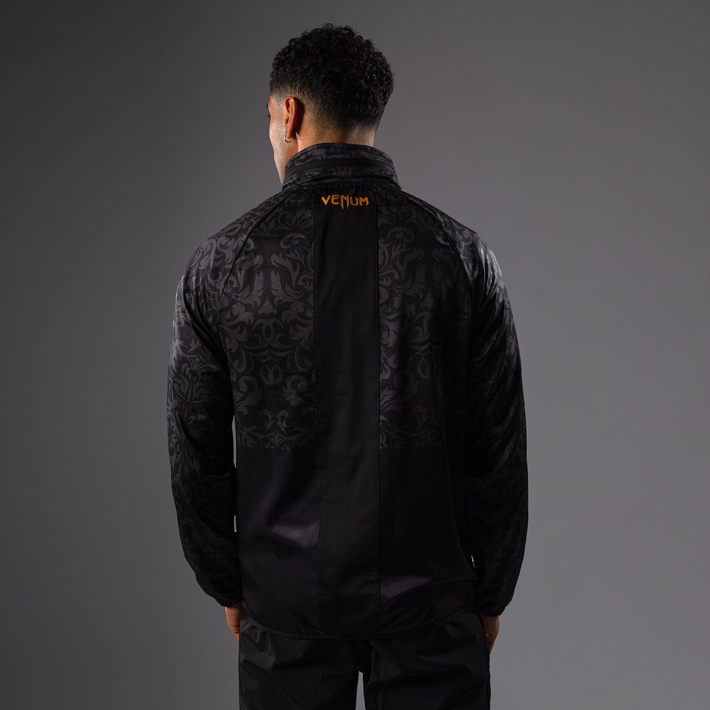 Venum x Topuria Unmatched Edition Chaqueta de Entrenamiento - Negro/Dorado