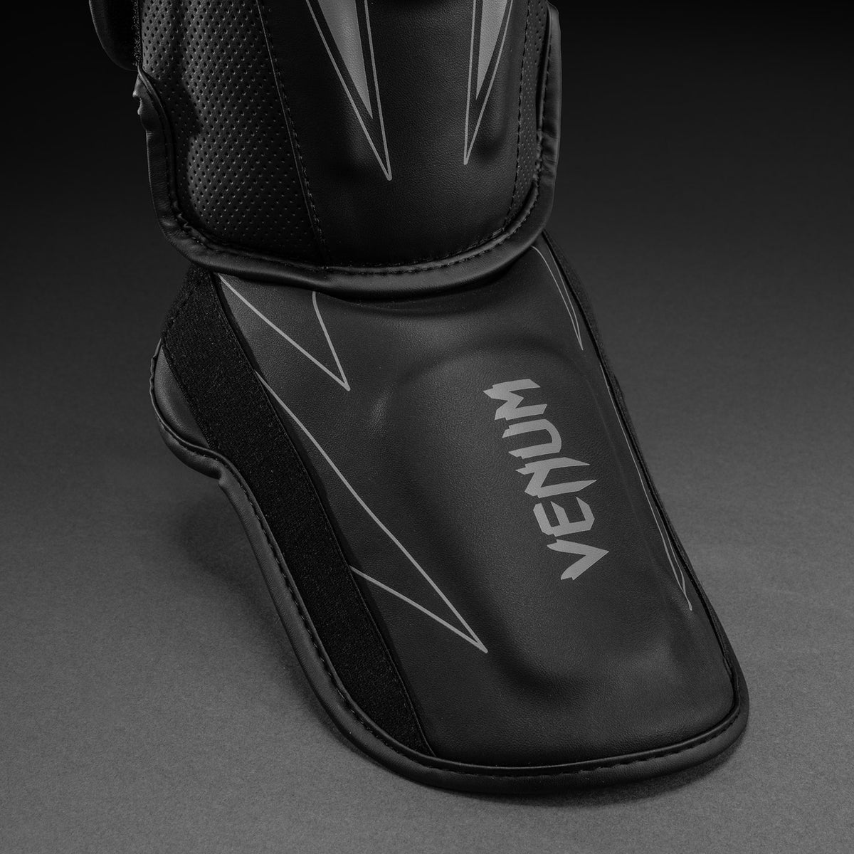 Venum Amazonia Reborn Espinilleras - Negro/Gris