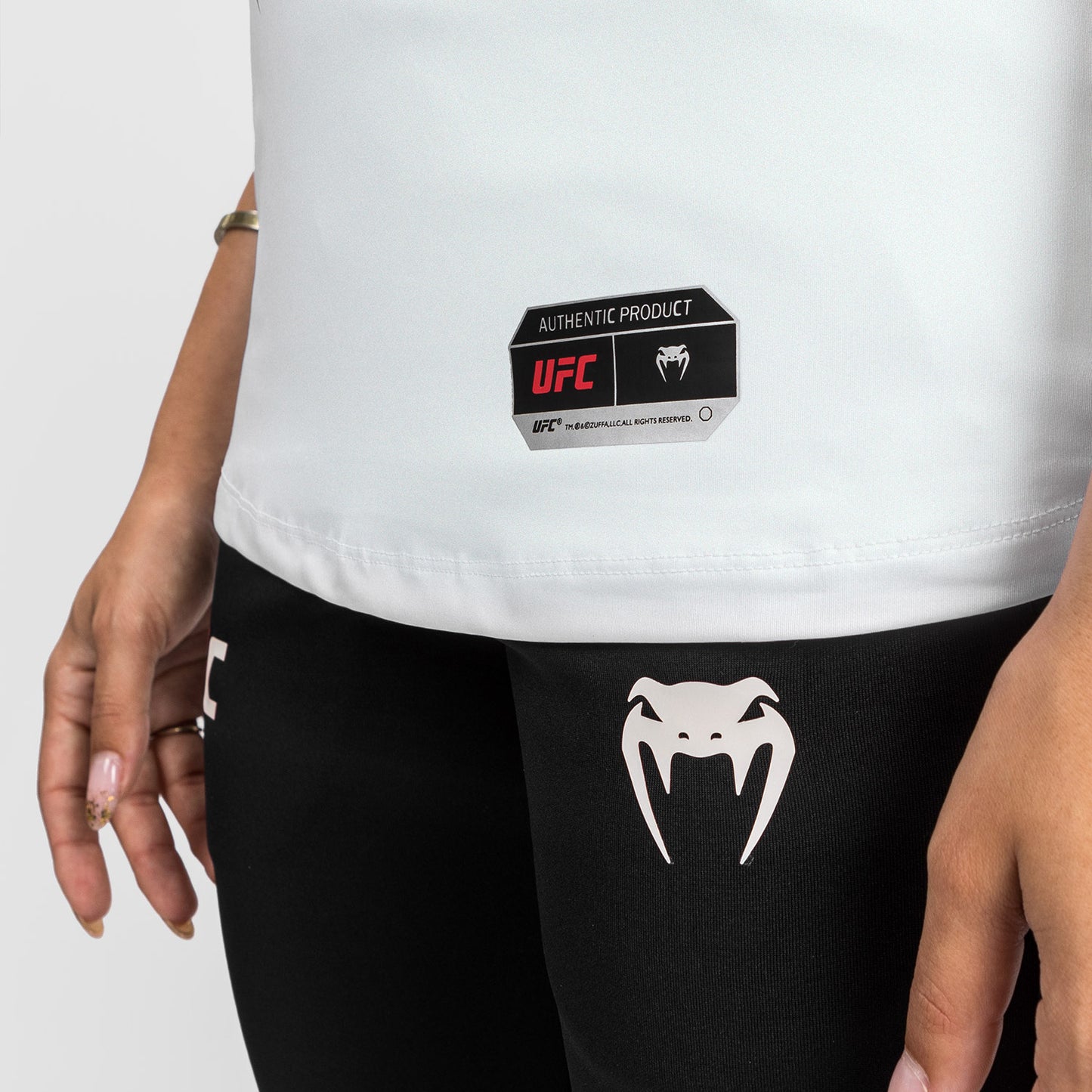 Camiseta UFC Venum Authentic Fight Night 2.0 Mujer - Blanco