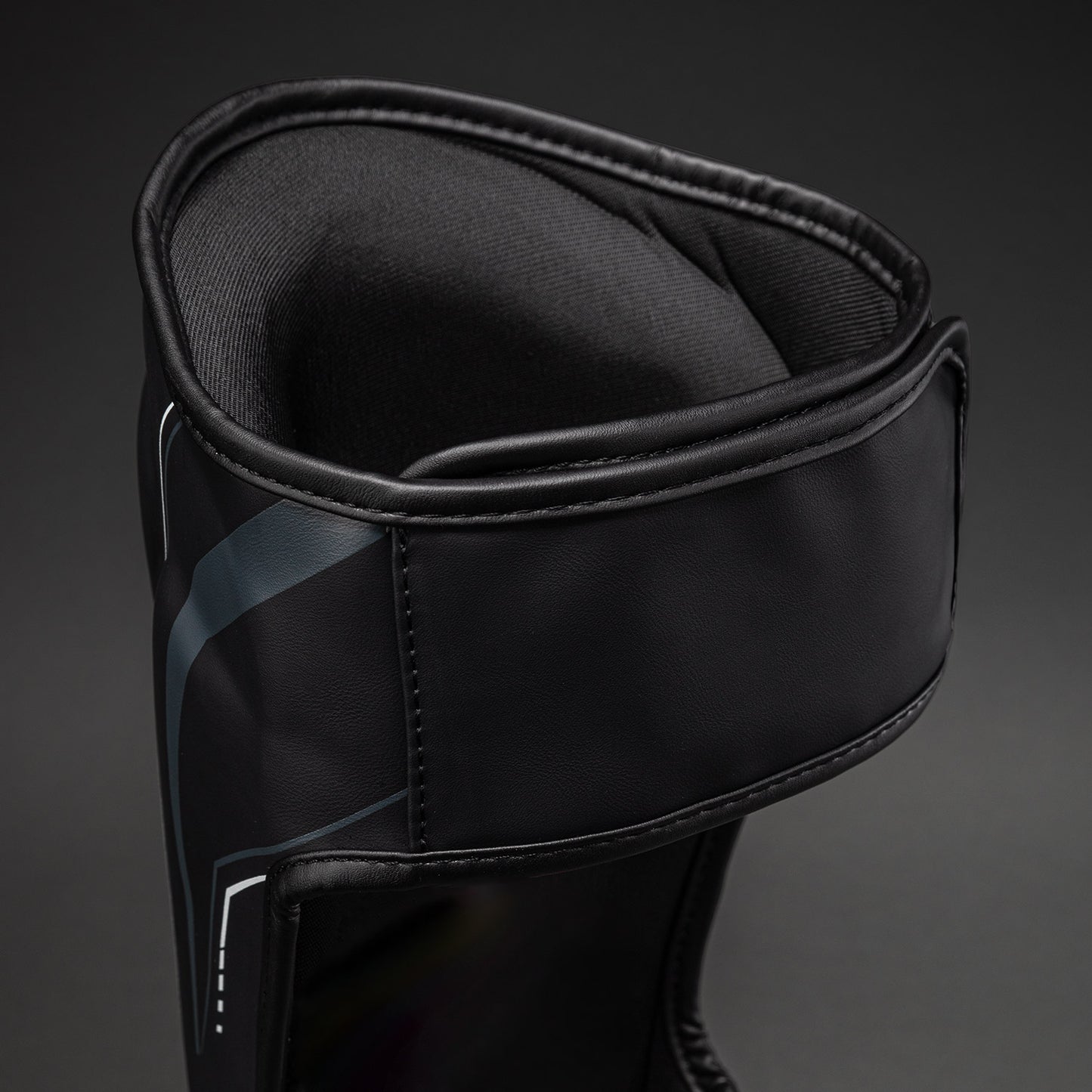 Venum Streamline Espinilleras – Negro/Blanco