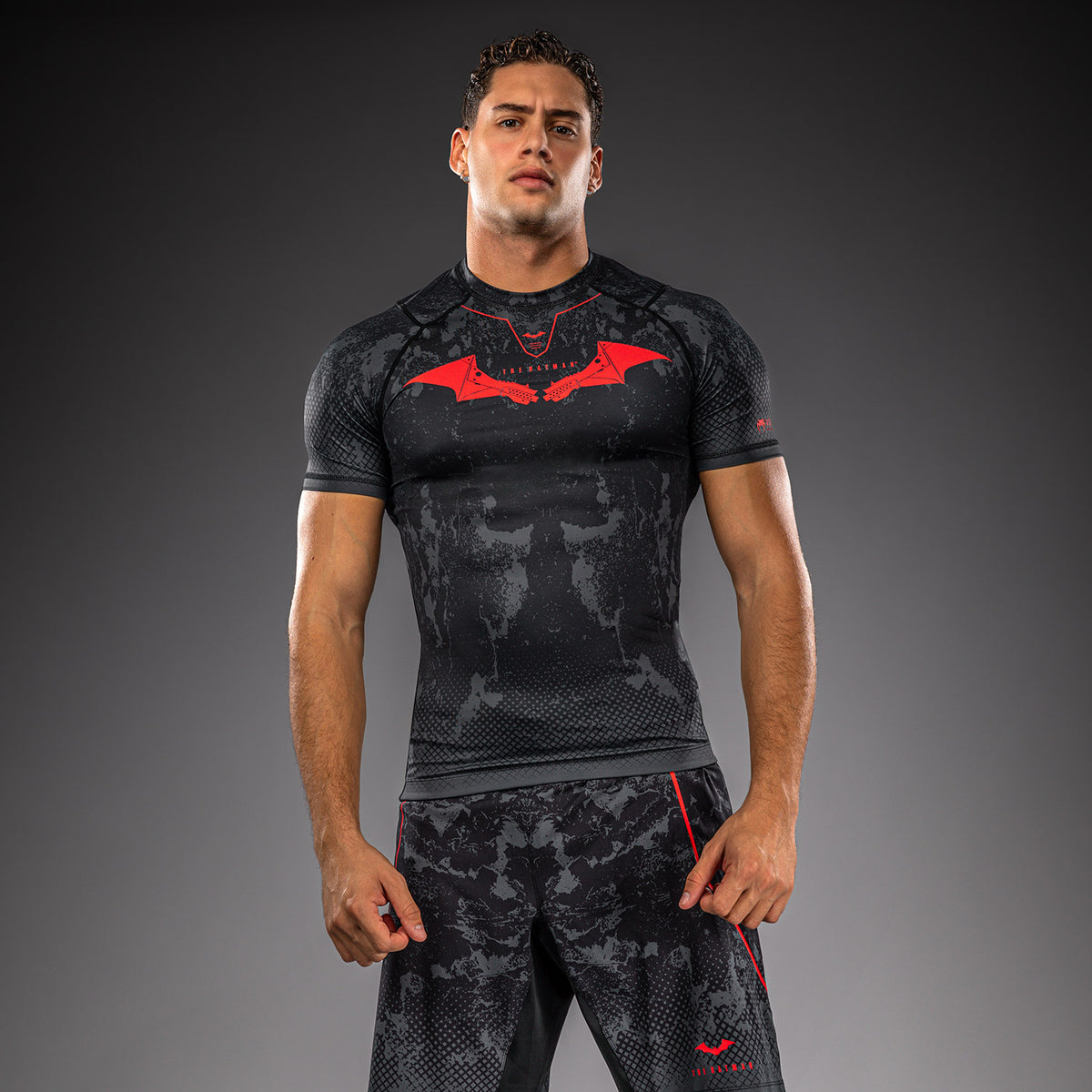 Venum x Batman Rashguard de manga corta - Negro/Gris/Rojo