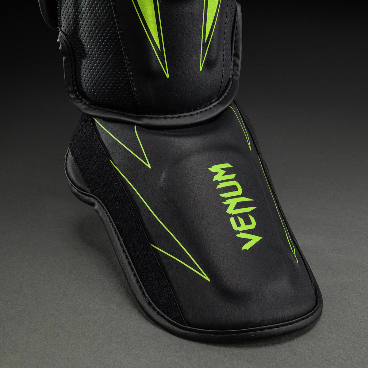 Venum Amazonia Reborn Espinilleras - Negro/Verde