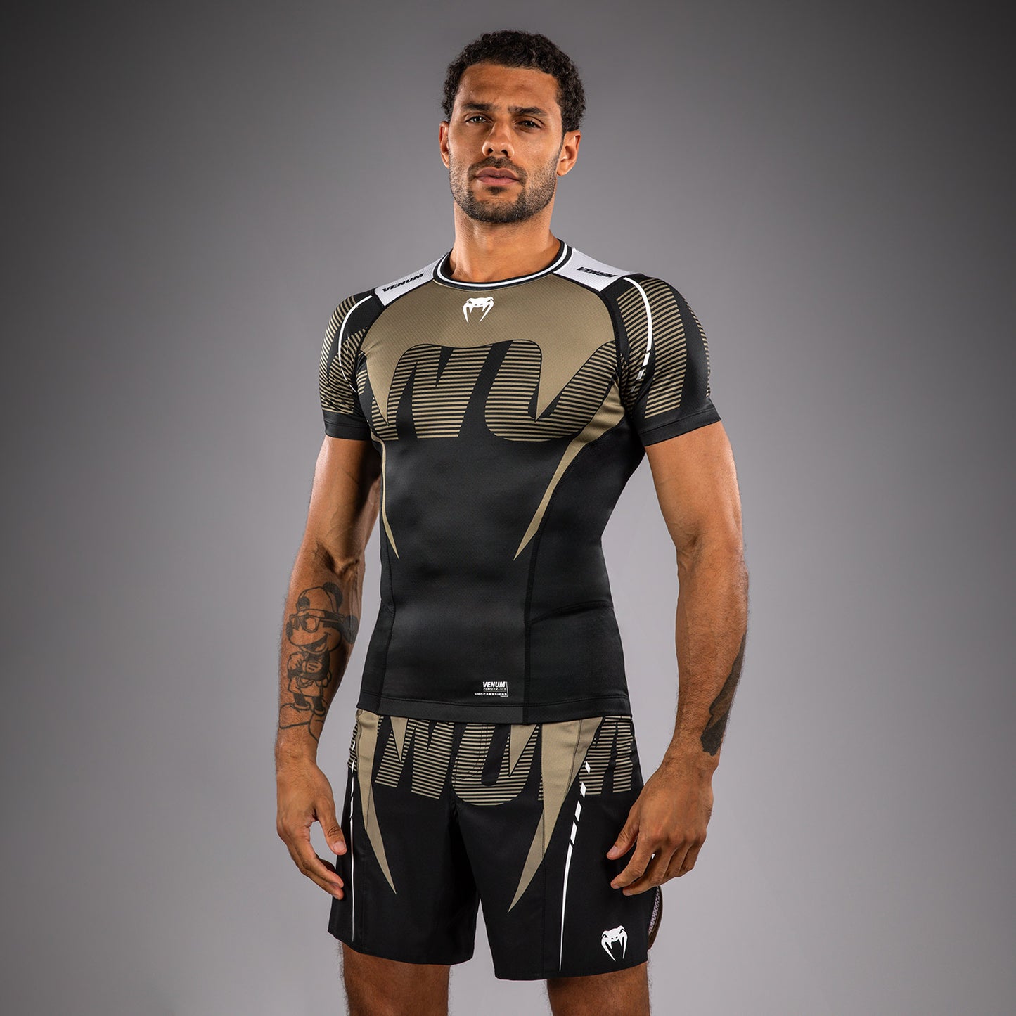 Venum Adrenaline Rashguard Manga Corta – Negro/Beige