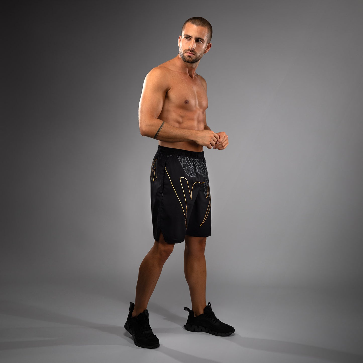 Venum Serpenti Pantalones Cortos de Entrenamiento – Negro/Plata/Dorado