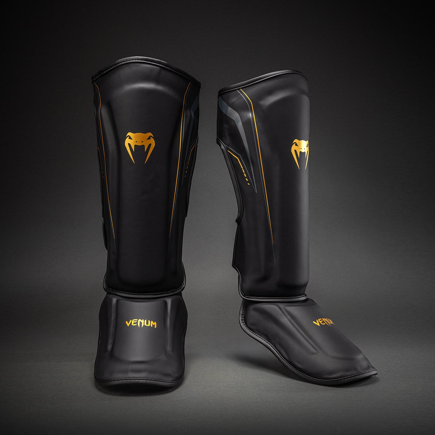Venum Streamline Espinilleras – Negro/Oro