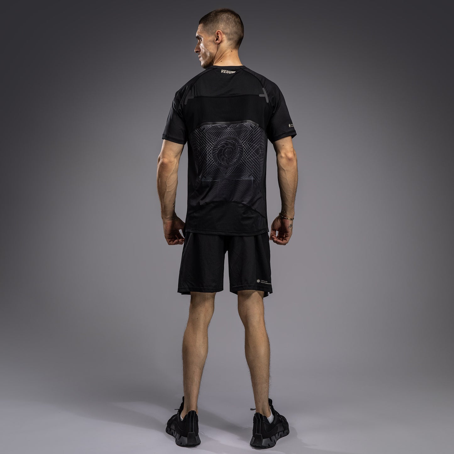 Venum G-Fit Air Camiseta Dry-Tech para Hombre - Negro Profundo/Arena del desierto