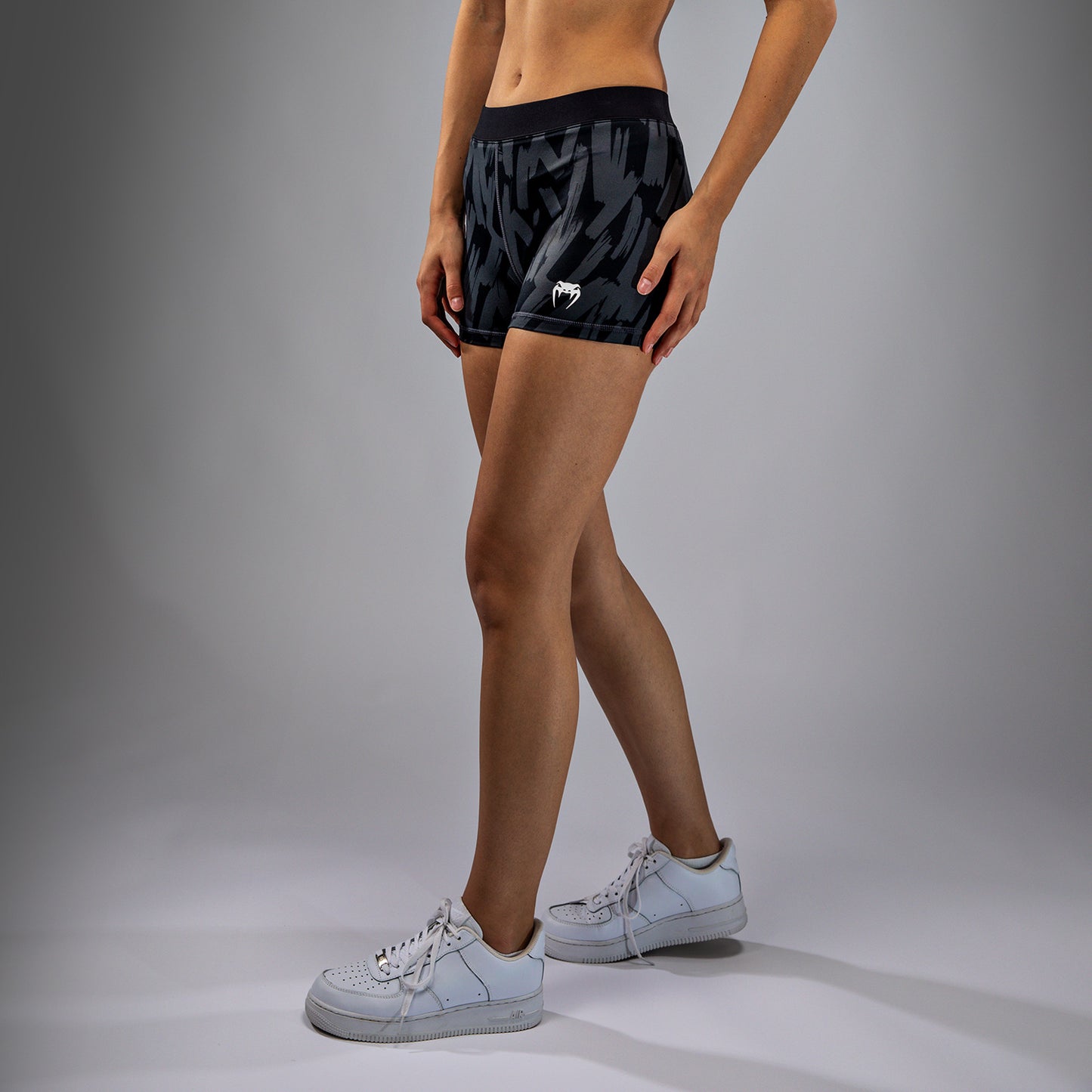 Venum Graffiti Shorts de Compresión para Mujer - Carbón Urbano