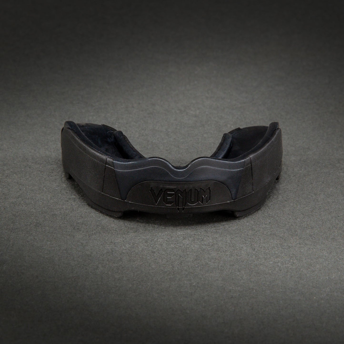 Venum Predator Protector Bucal – Negro/Negro/Rojo