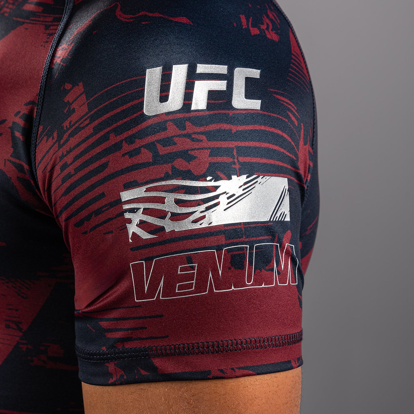 UFC Zenith by Venum Authentic Fight Week Rashguard de manga corta Performance Hombre - Azul marino/Burdeos/Plateado