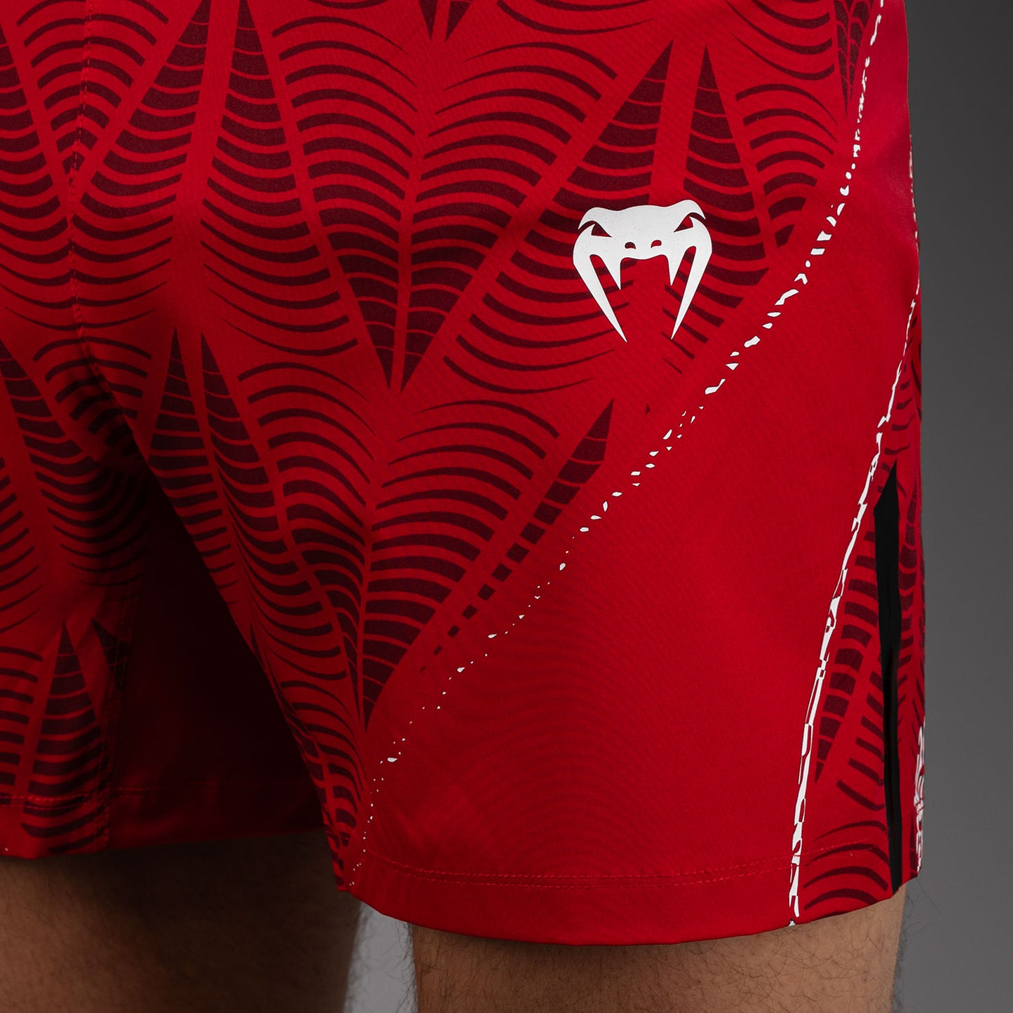 UFC Zenith by Venum Authentic Fight Night Short de pelea ajuste corto Hombre - Rojo