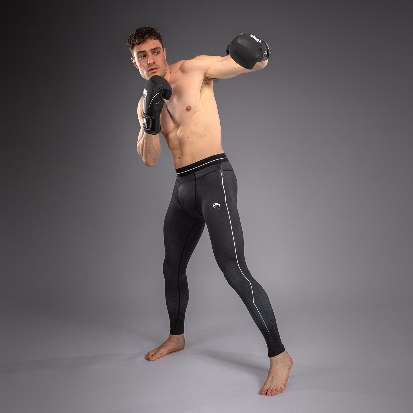 Venum Stealth Spats – Negro/Blanco