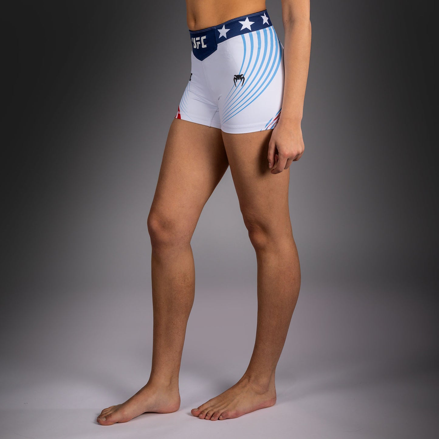 Official UFC Freedom 250 by Venum Authentic Vale Tudo Shorts de ajuste corto para mujer - Blanco