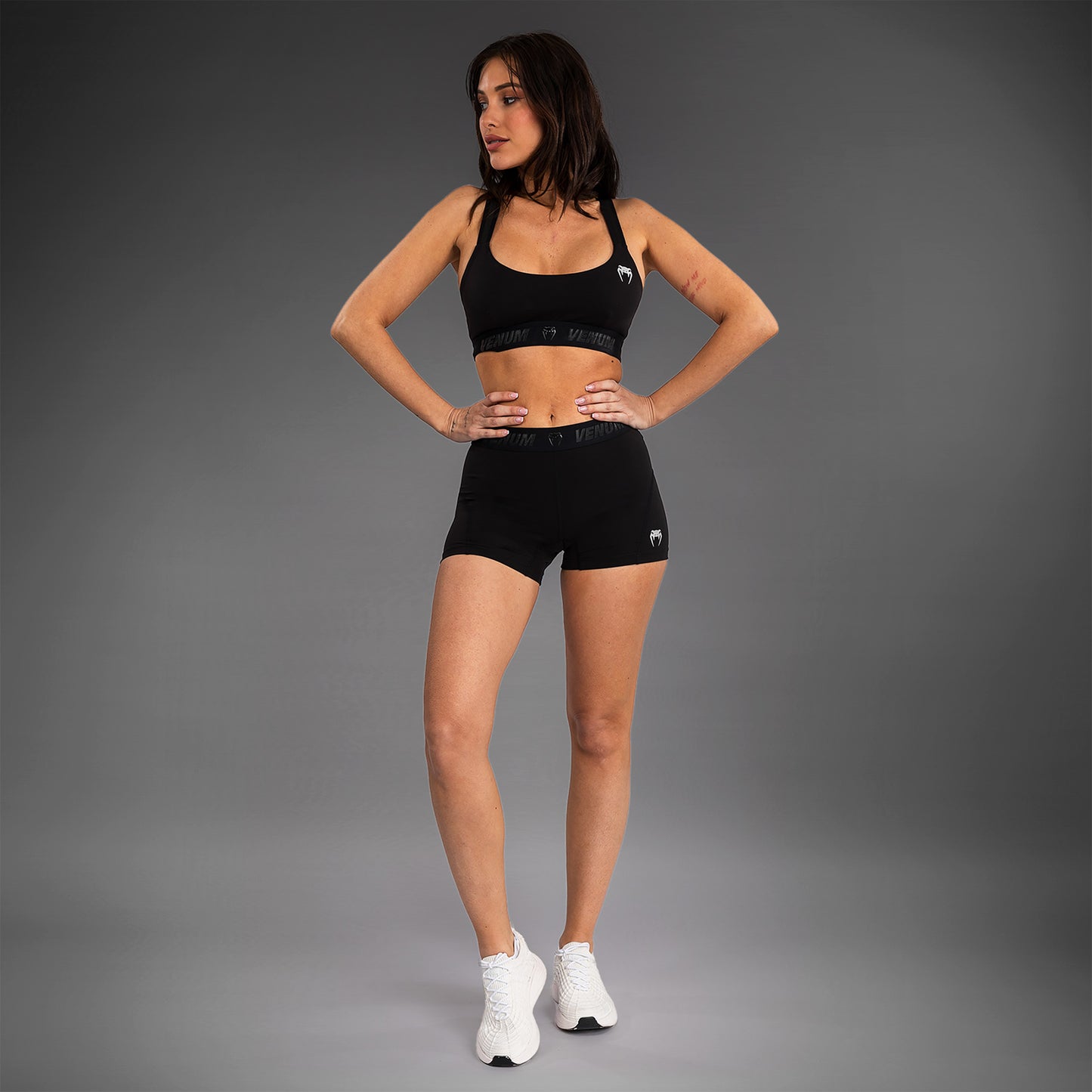 Venum Elevate Short Vale Tudo para mujer - Negro
