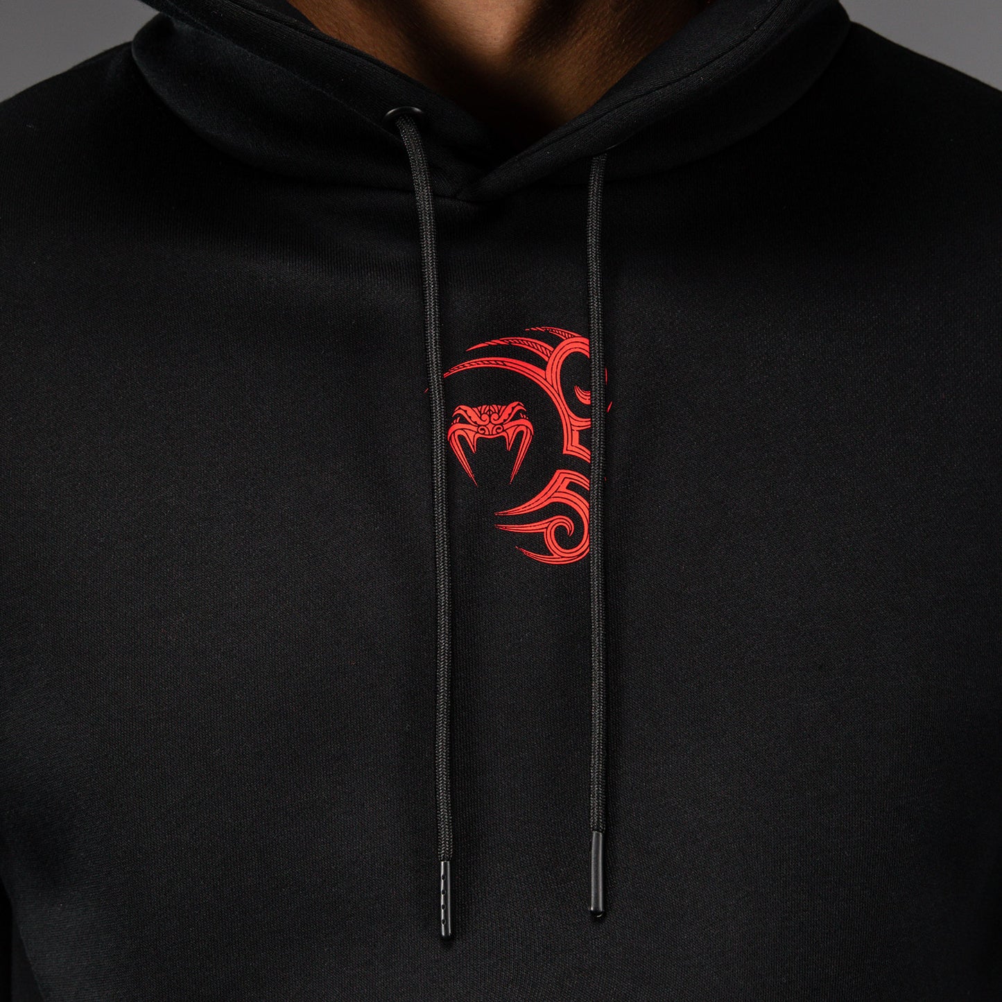 Venum x Mike Tyson Tiger Sudadera con Capucha - Negro Profundo/Rojo Intenso
