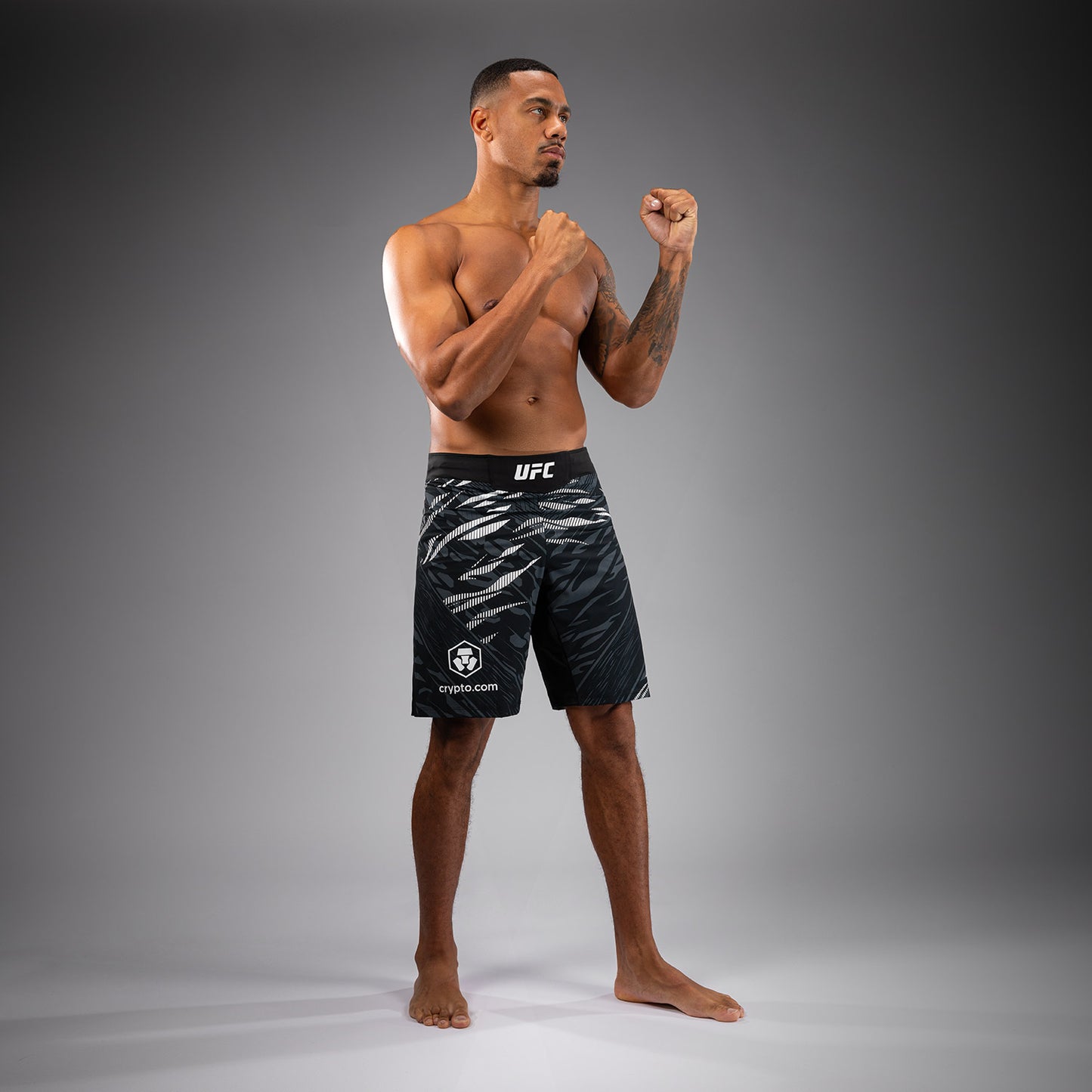UFC Fusion by Venum Authentic Fight Night Shorts de Lucha para Hombre - Ajuste Largo - Negro