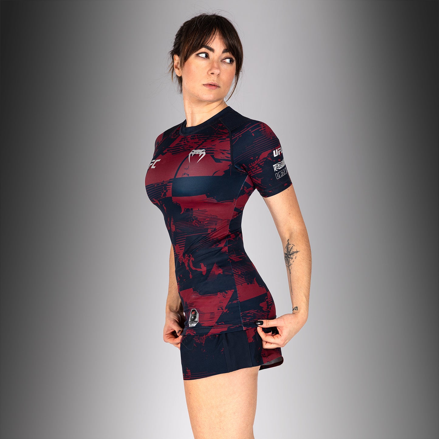 UFC Zenith by Venum Authentic Fight Week Rashguard de manga corta Performance Mujer - Azul marino/Burdeos/Plateado