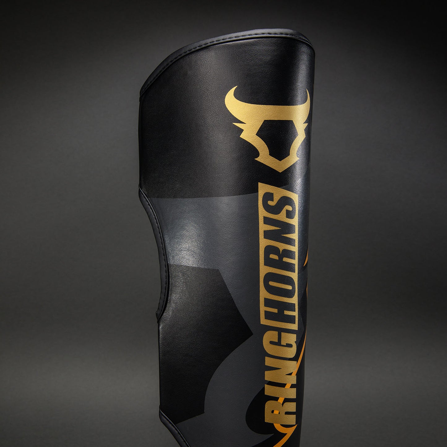 Ringhorns Charger by Venum Espinilleras – Negro/Oro