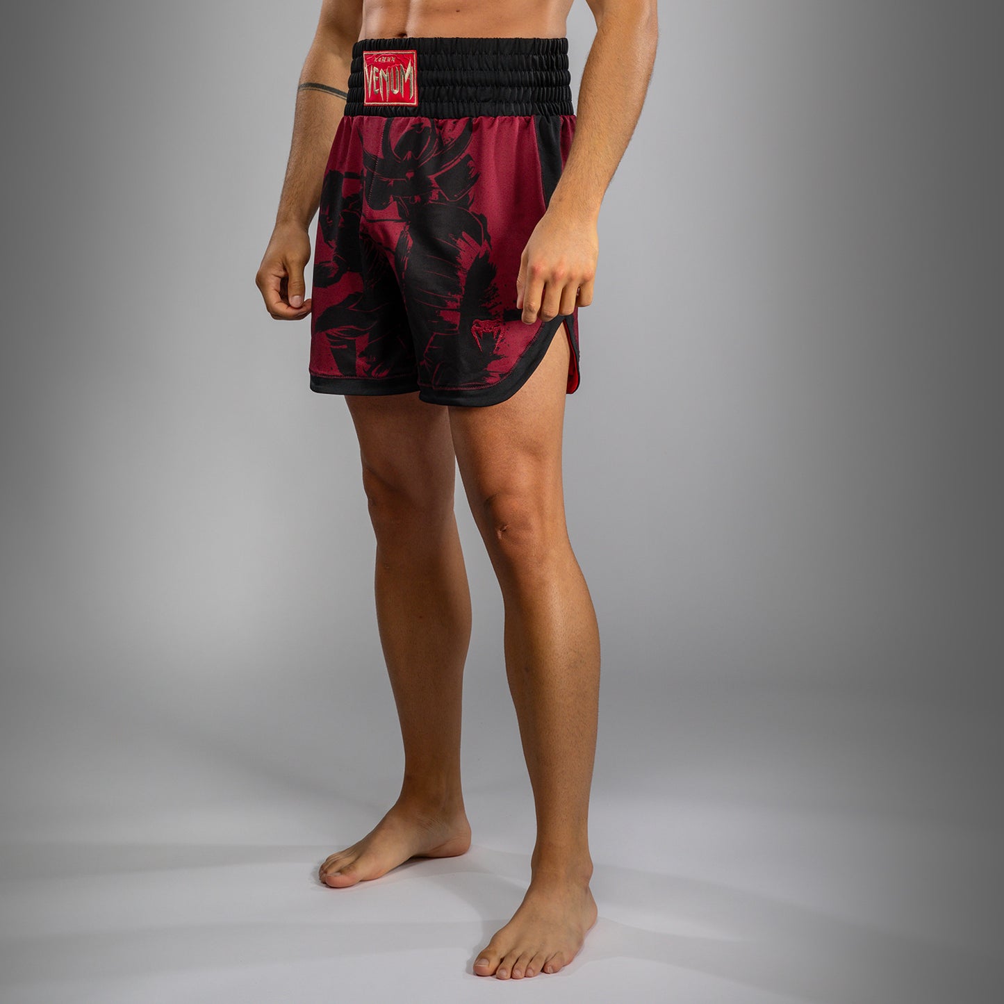 Venum x Assassin’s Creed Shadows Pantalones de Boxeo para Hombre - Burdeos/Negro