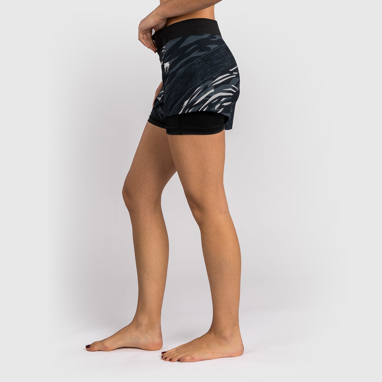 UFC Fusion by Venum Personalizados Authentic Fight Night Shorts de Lucha para Mujer - Negro