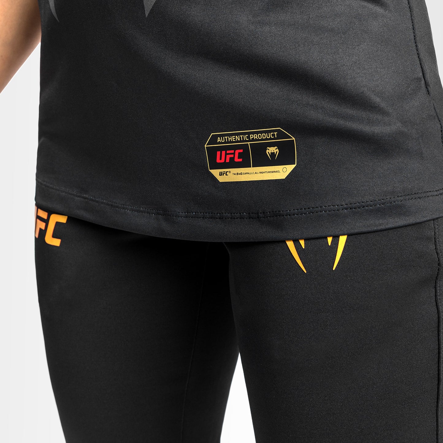 Camiseta UFC Venum Authentic Fight Night 2.0 Mujer - Campeón
