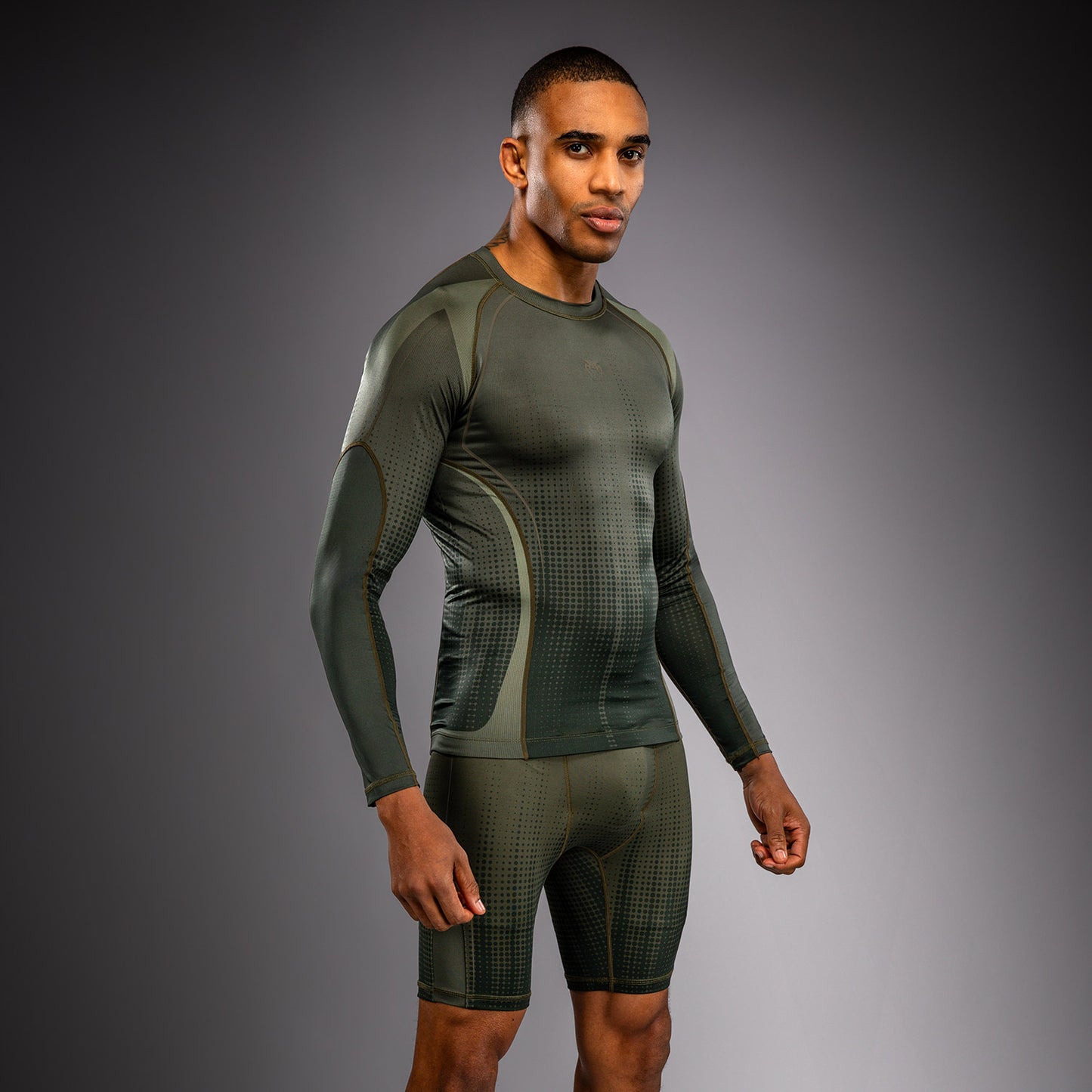 Venum Stealth Rashguard Manga Larga – Caqui/Verde Oscuro
