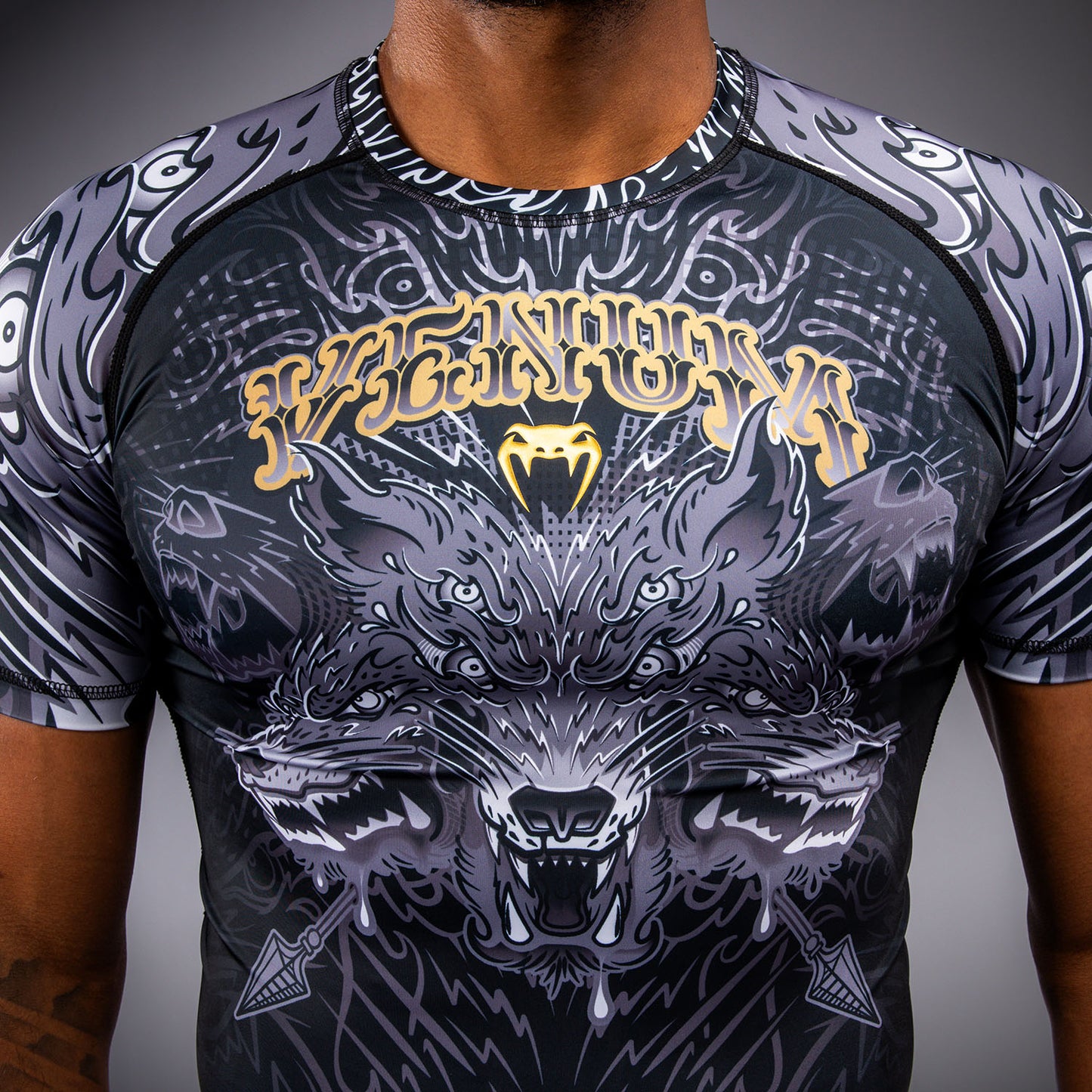 Venum Wolf Atak Rashguard Manga Corta – Negro/Gris