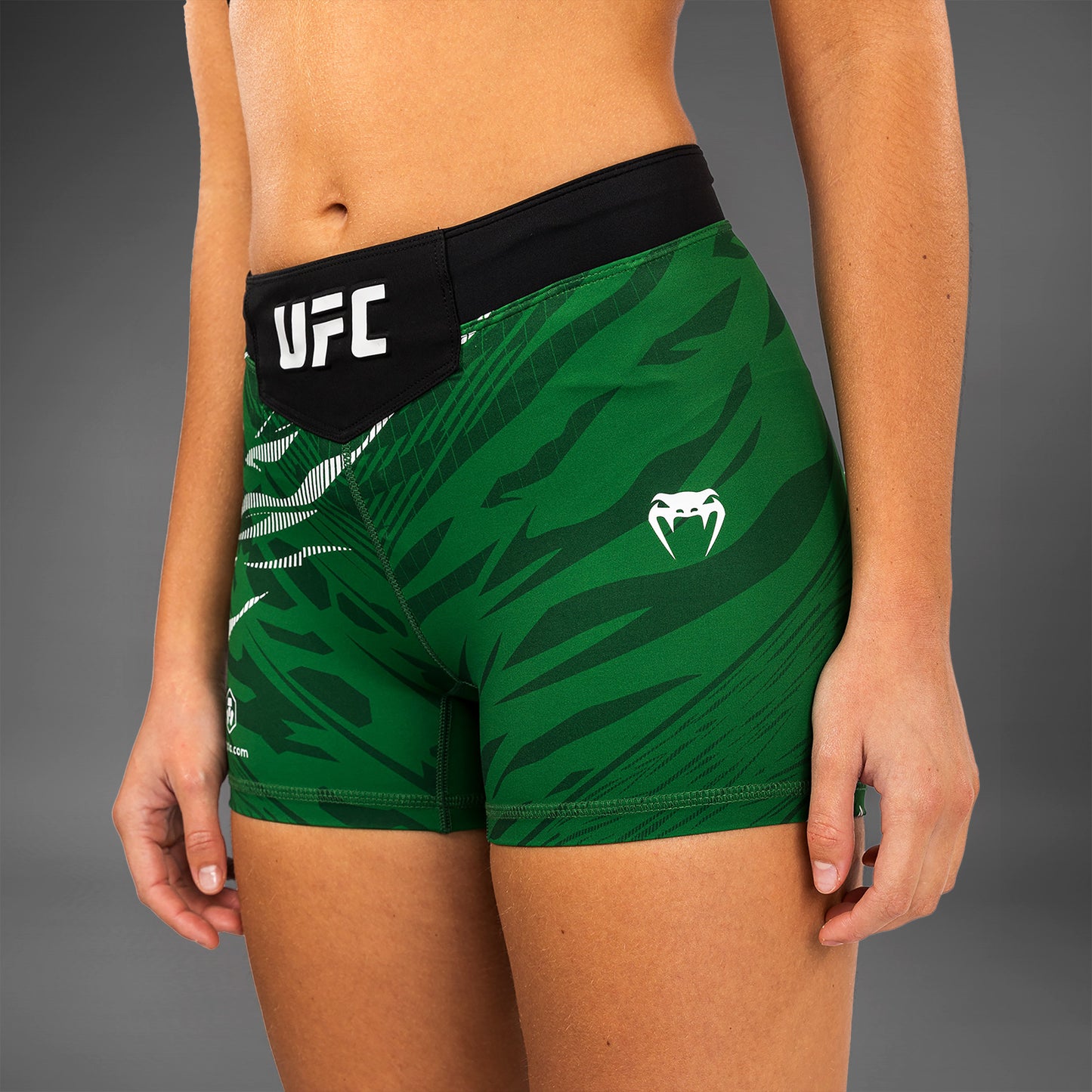 UFC Fusion by Venum Authentic Fight Night Vale Tudo Shorts para Mujer - Ajuste Corto - Verde