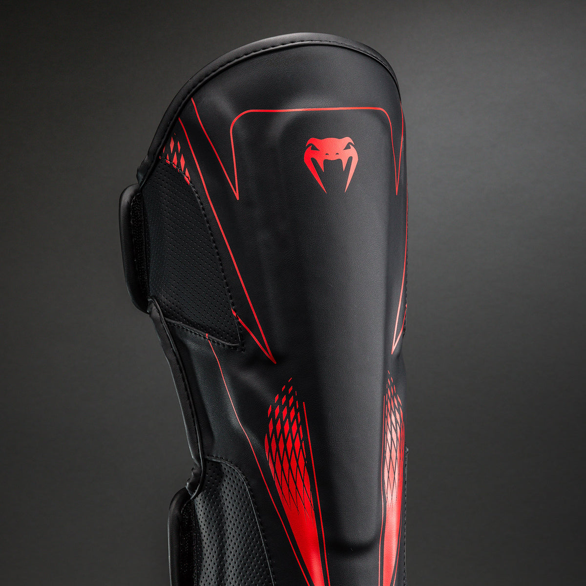 Venum Amazonia Reborn Espinilleras - Negro/Rojo