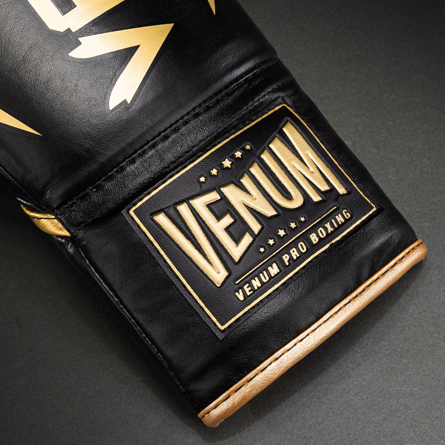 Guantes de boxeo profesionales Venum Hammer con cordones - Negro/Dorado