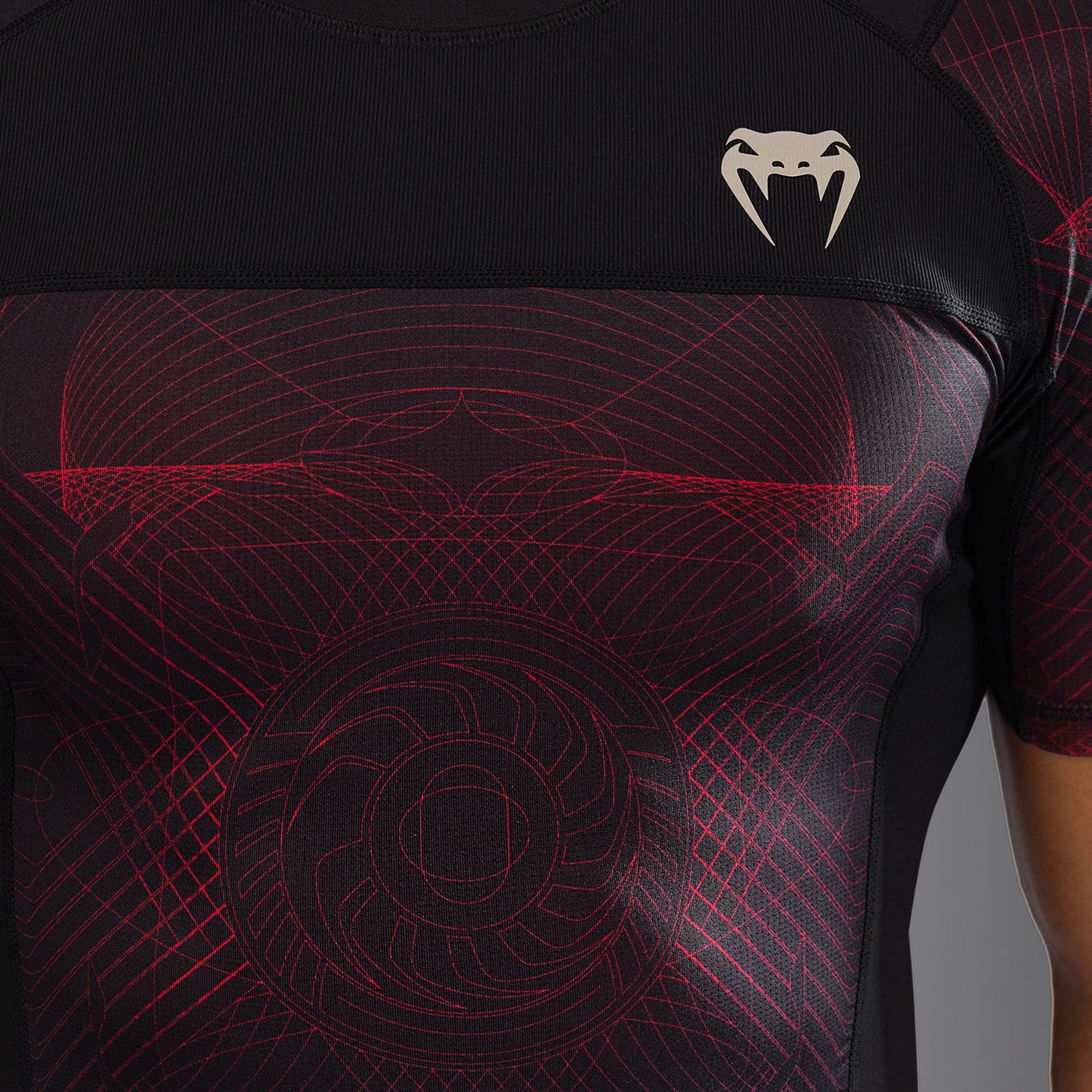 Venum G-Fit Air Rashguard de Manga Corta para Hombre - Negro Profundo/Rojo Fuego