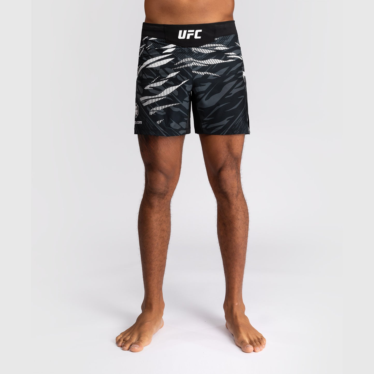 UFC Fusion by Venum Personalizados Authentic Fight Night Shorts de Lucha para Hombre - Ajuste Corto - Negro