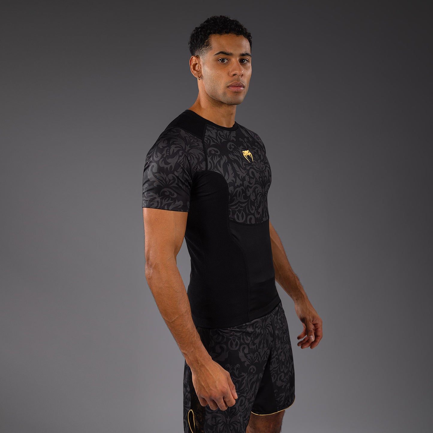 Venum x Topuria Unmatched Edition Camiseta de Manga Corta Rashguard - Negro/Dorado