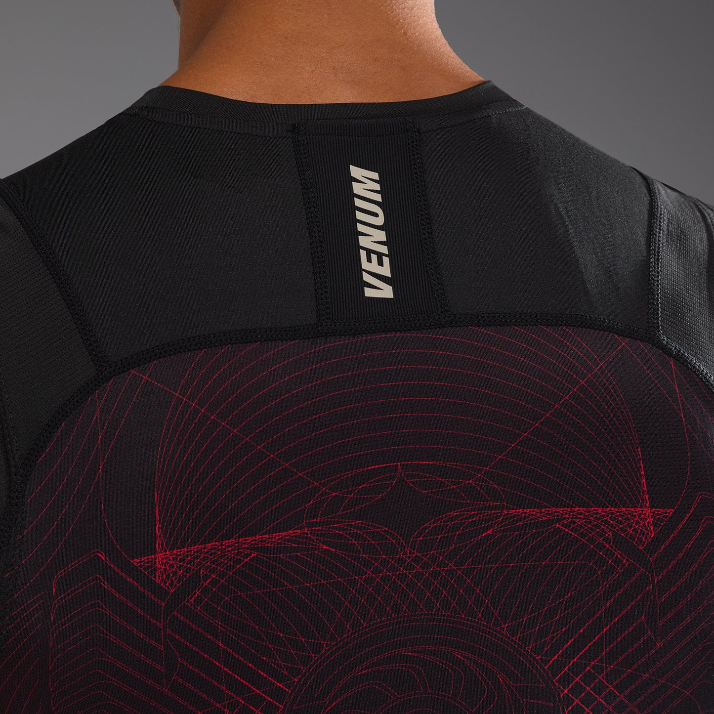 Venum G-Fit Air Rashguard sin Mangas para Hombre - Negro Profundo/Rojo Fuego