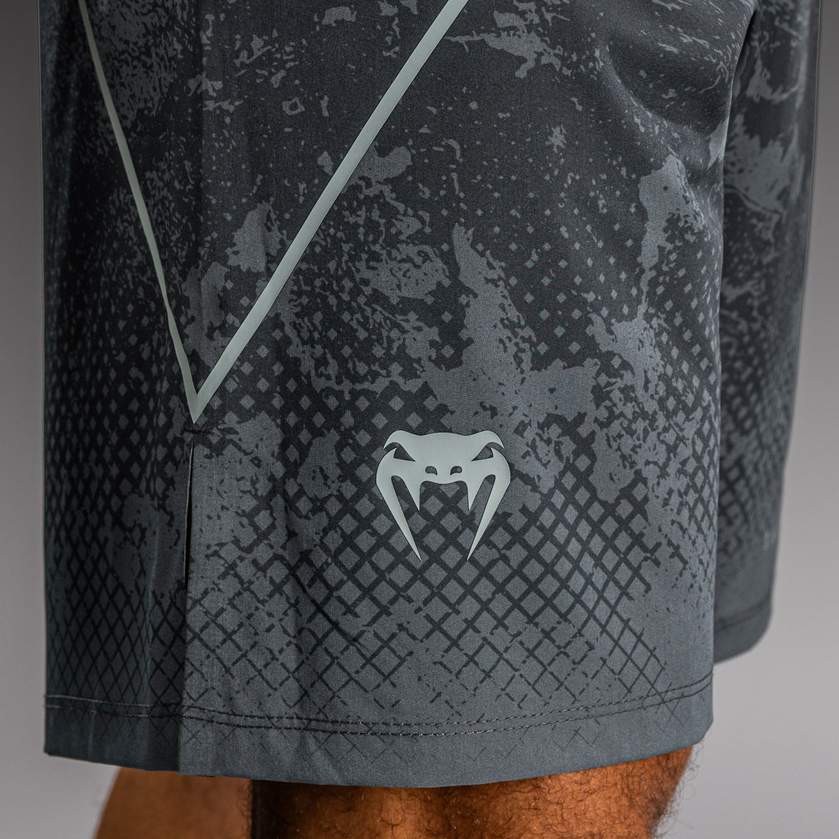 Venum x Batman Fightshorts - Gris