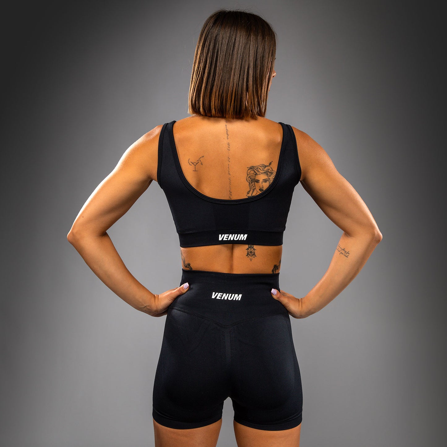 Venum Sculpt Sujetador Deportivo Largo – Negro/Blanco