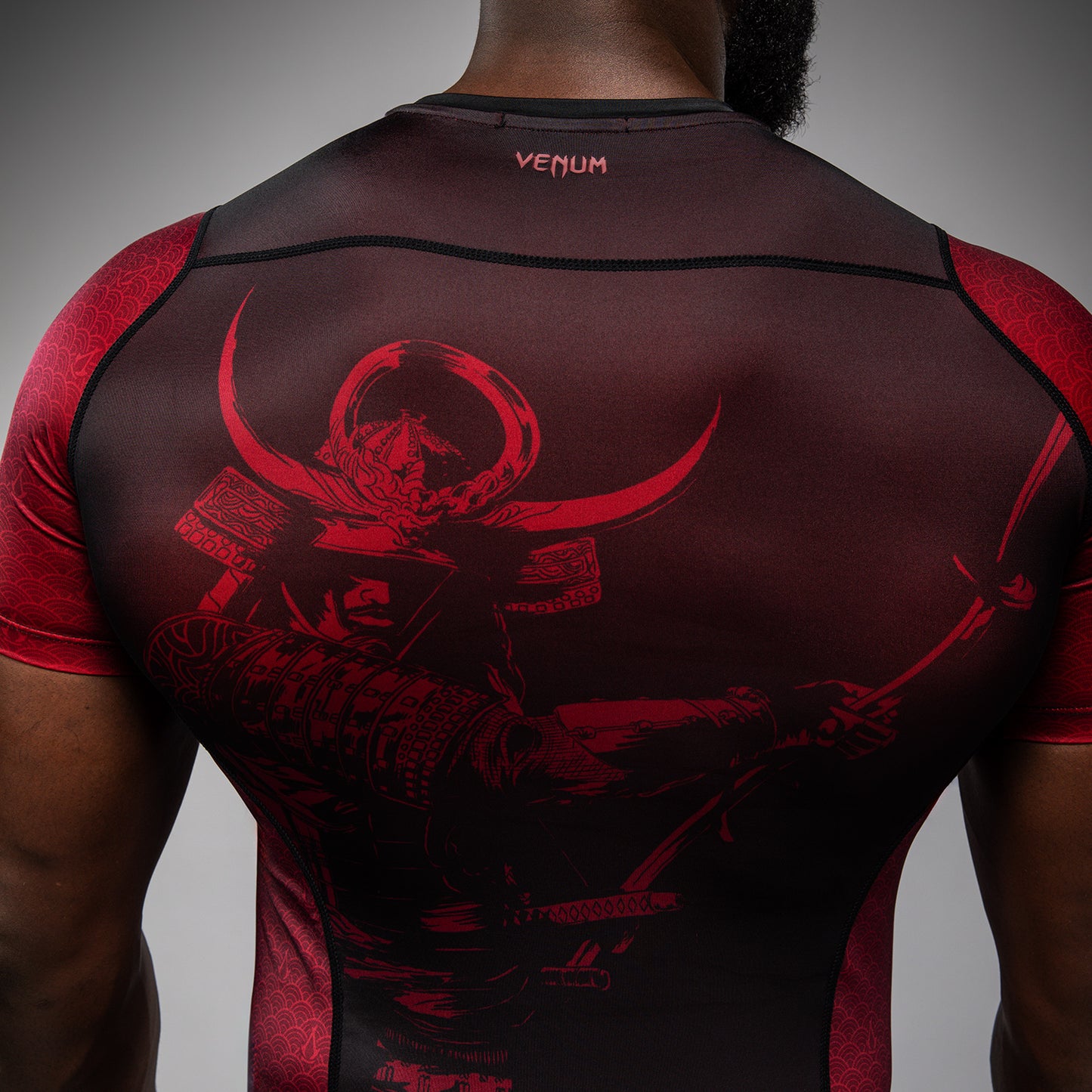 Venum x Assassin’s Creed Shadows Camiseta de Manga Corta Rashguard para Hombre - Burdeos/Negro