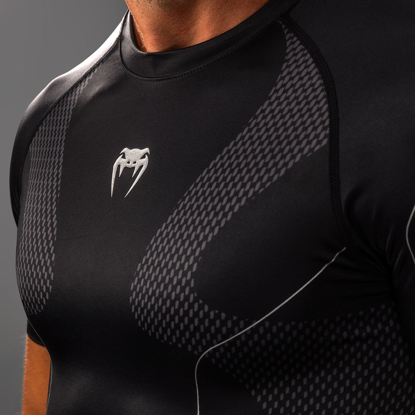 Venum Nexus Rashguard Manga Corta – Negro/Plata