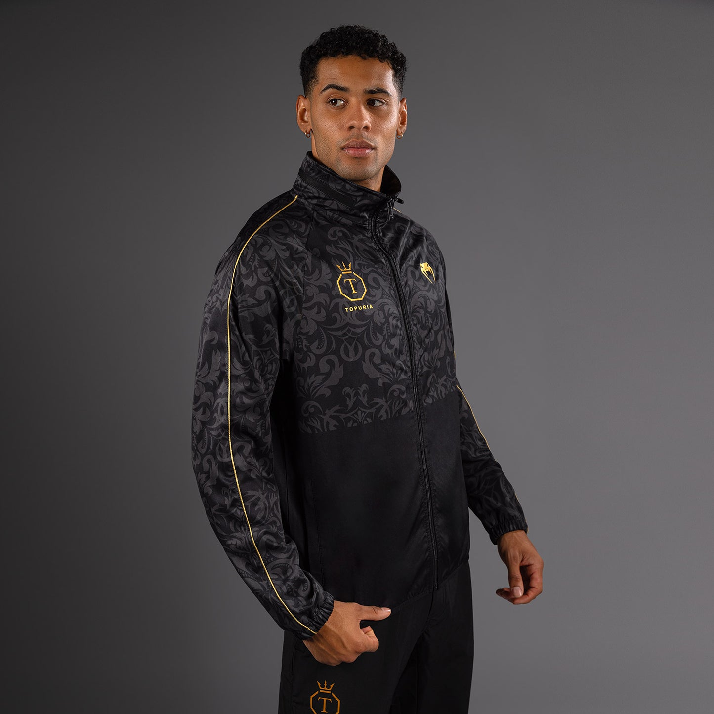 Venum x Topuria Unmatched Edition Chaqueta de Entrenamiento - Negro/Dorado