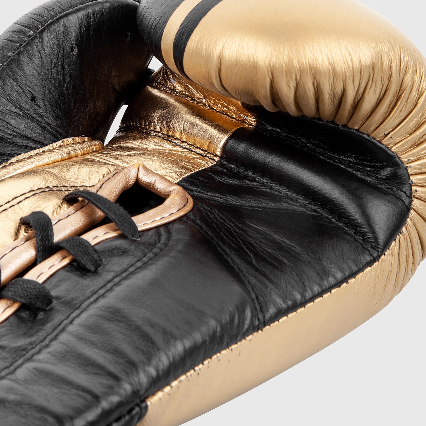 Guantes de boxeo profesionales Venum Shield con cordones - Negro/Dorado